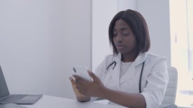 Tıbbi uzman akıllı telefon, çevrimiçi tanı uygulaması ile ilgili belgeleri kaydırıyor