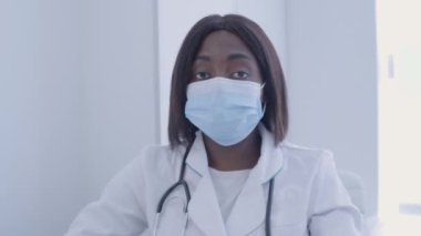 Koruyucu maskeli hastane doktoru, koronavirüs salgını, bulaşıcı hastalıklar.