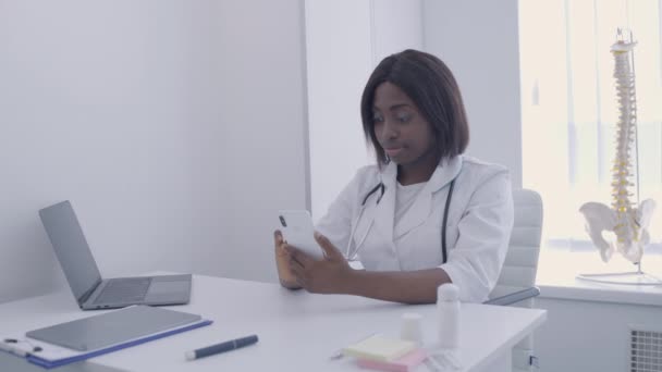 Žena terapeut scrolling telefon aplikace, čtení lékařské historie on-line — Stock video