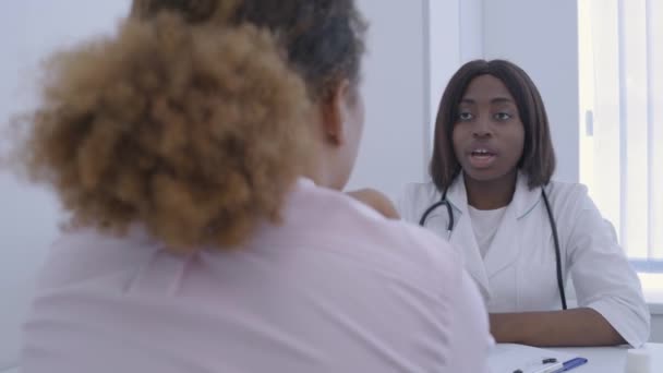 Médico femenino explicando síntomas al paciente en el hospital, visita al médico — Vídeos de Stock