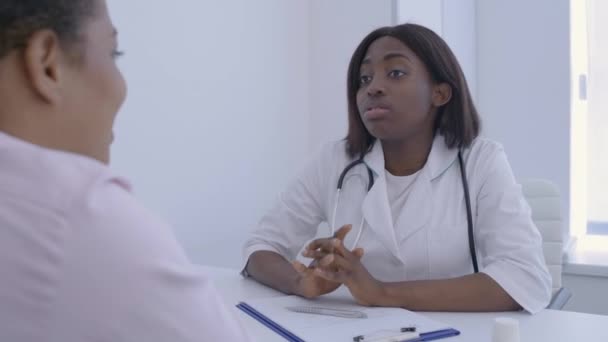 Ginecólogo hablando con paciente mujer, medicina reproductiva, consulta — Vídeos de Stock
