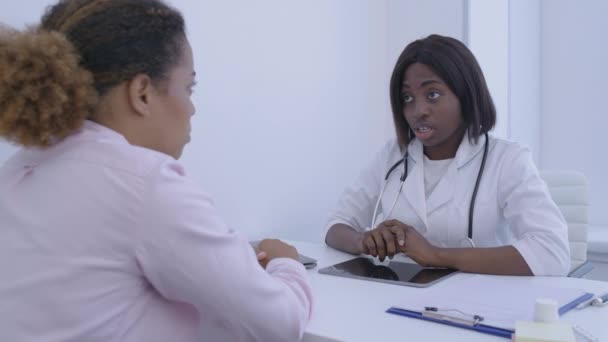 Női orvos vigasztaló szomorú beteg, rossz diagnózis, egészségügyi ellátás és támogatás — Stock videók