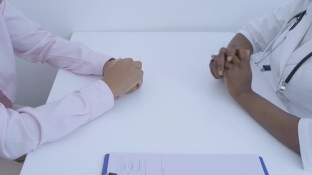 Krankenhausarzt tröstet besorgten Patienten, hält Hände, schlechte Diagnose, Gesundheit — Stockvideo