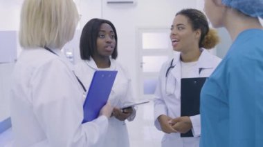 Afro-Amerikalı başhekim görevleri meslektaşlarına devrediyor, hastanede ekip çalışması yapıyor.