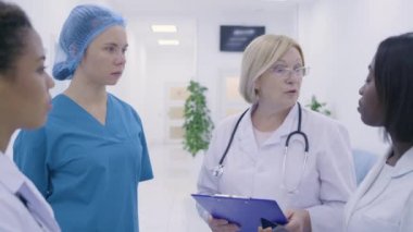 Stajyerlere, tıp eğitimine ve kariyerine talimat veren kadın başhekim