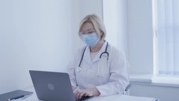 Klinik-Fachberatung online, Blick auf Kamera, Fernarbeit, Quarantäne — Stockvideo