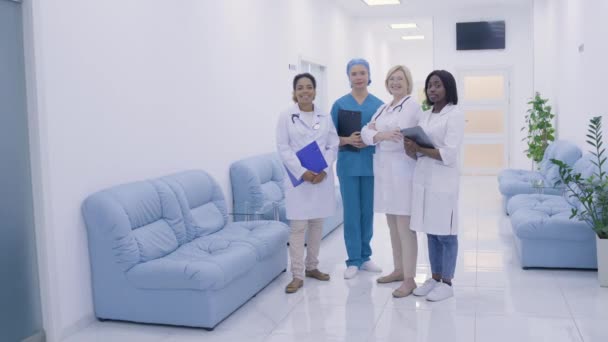 Equipo diverso de trabajadoras médicas sonriendo cam, servicios profesionales de salud — Vídeos de Stock