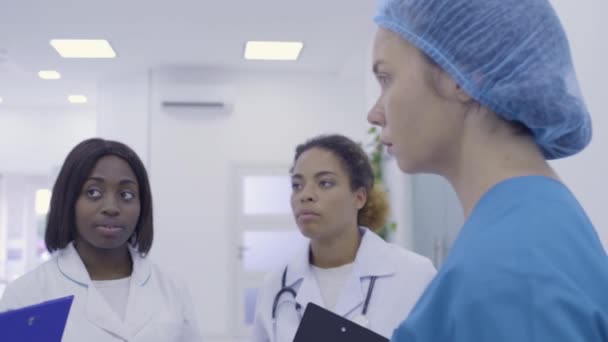 Consultoria médica feminina com colegas, cooperação da equipe médica, ginecologia — Vídeo de Stock