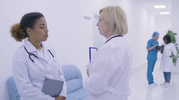Зайнята жінка-лікар розмовляє клінічним залом, лікарняною атмосферою, приватною медициною — стокове відео