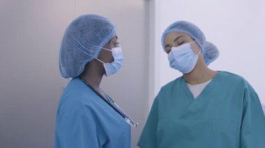 Salgın sırasında personel eksikliği yüzünden yorgun tıp çalışanları konuşuyor.