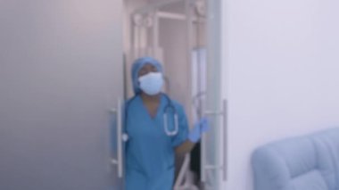 Mutsuz siyah cerrah hasta öldükten sonra ameliyathaneden ayrılıyor. Stresli bir iş.