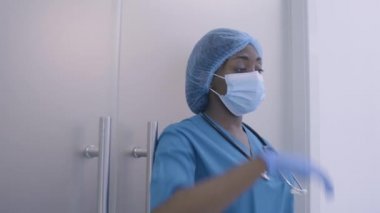 Sinirli kadın doktor salgın sırasında çok çalışmış, tıbbi personel sıkıntısı çekmemiş.