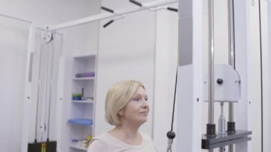 Kıdemli kadın yaşlılıkta spor, sağlık ve güzellik hizmetlerinde egzersiz yapıyor.