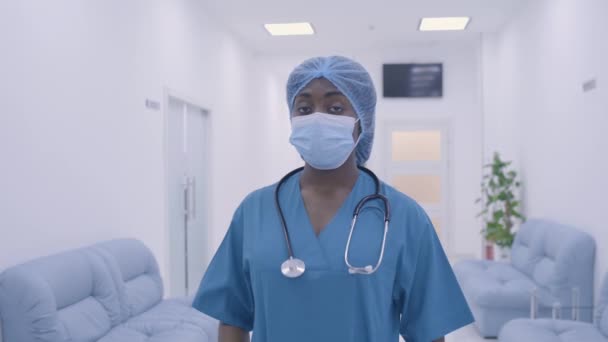 Doctora afro-americana agotada mirando a Cam, cansada después de una larga cirugía — Vídeos de Stock