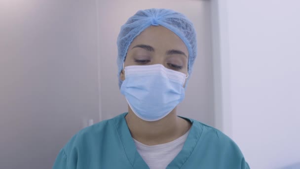 Gestresste schwarze Chirurgin blickt traurig auf die Kamera, Verlust der Patientin, Burnout — Stockvideo