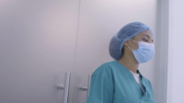 Enfermeira negra triste em pé na sala do hospital, sofrendo cansaço, trabalho estressante — Vídeo de Stock