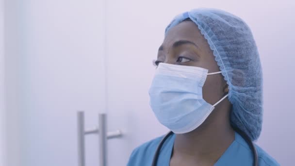 Unavený afro-americký lékař otírá zpocené čelo, trpí vyčerpáním, stresem — Stock video