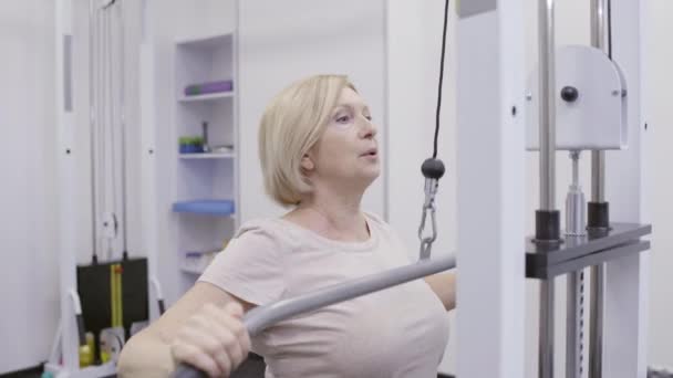 Krásná starší dáma trénink v tělocvičně, pulldown cvičení, tělo a zdravotní péče — Stock video