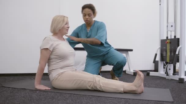 Profesionální fyzioterapeut školení pacienta, zánět kloubů zotavení — Stock video
