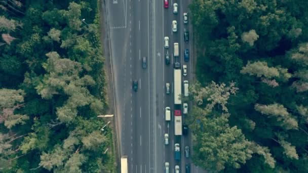 Вид с воздуха на автомобили, медленно движущиеся в пробках на дороге, транспорте — стоковое видео