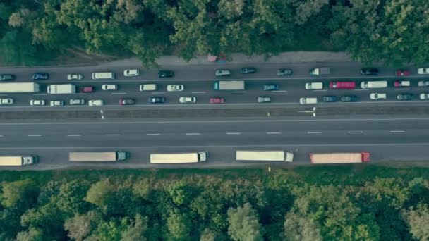 Şehir banliyösünde trafik sıkışıklığıyla dolu, yolda yavaş giden araçlar. — Stok video