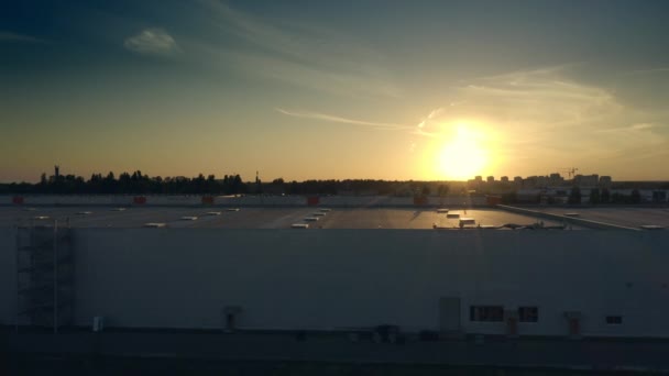 Modernt lager byggnad i storstadsförorten vid solnedgången logistik verksamhet — Stockvideo