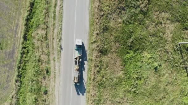 Vue de dessus du camion cargo transportant du matériel agricole sur la route de la ville locale — Video