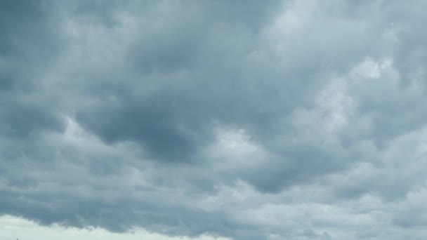 Időszakos dühös sötét felhők mozognak az égen, vihar közeleg, természeti katasztrófa — Stock videók