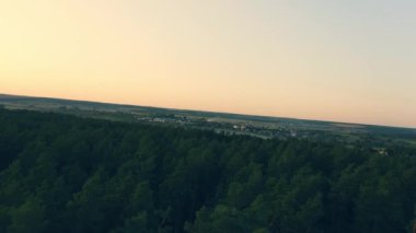 Yoğun çam ormanlarının üzerinde dönen uçaklar, gün batımında güzel manzaralar.