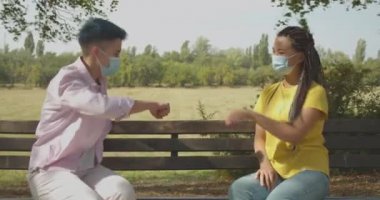 Maske takan, parkta konuşan, mesafeyi koruyan, koronavirüs yayılan kadınlar.
