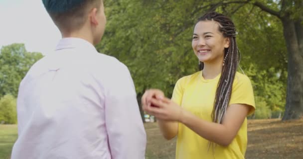 Ευτυχισμένη νεαρή γυναίκα κάνει πρόταση γάμου στην κοπέλα της, δείχνει δαχτυλίδι, γάμος ομοφύλων — Αρχείο Βίντεο