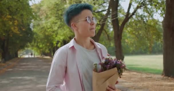 Jovem excitada esperando namorada, segurando buquê de flores, data — Vídeo de Stock