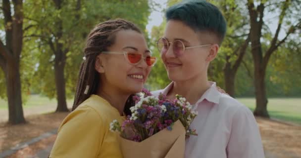 Vrolijk homoseksueel paar glimlachen op de camera, met bloemen, lgbt paar — Stockvideo