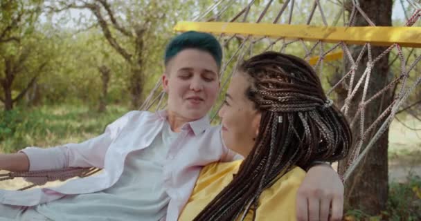 Houden van homoseksueel paar liggend in hangmat, flirten en praten, relatie — Stockvideo