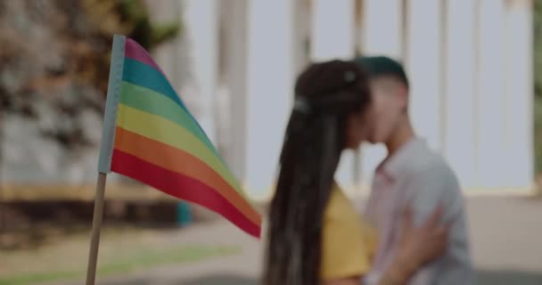 Gay casal no amor beijos atrás arco-íris bandeira lgbt orgulho desfile relacionamento — Vídeo de Stock