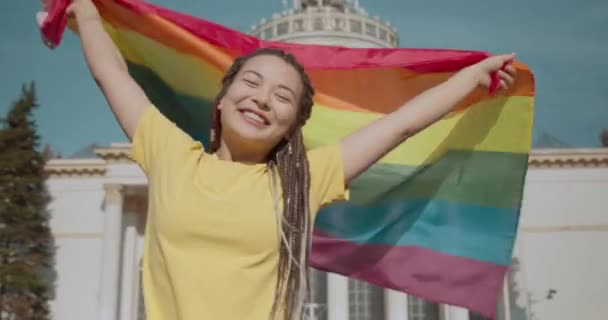 손에 알트 깃발을 들고 미소짓고 있는 쾌활 한 러시아 소녀, 알트의 권리 지지 — 비디오