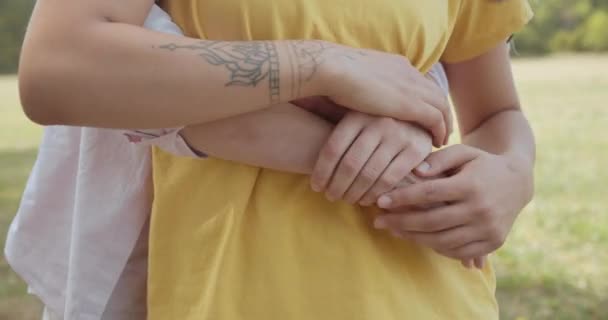 Gros plan sur les mains de couple de même sexe, étreinte romantique, soutien de la relation amoureuse — Video