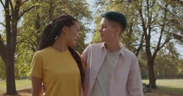 Dulce pareja lesbiana multiétnica coqueteando en la cita, hablando y sonriendo, romance — Vídeo de stock
