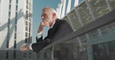 Düşünceli iş adamı çenesinden tutarak, iş problemlerini ve stratejiyi düşünüyor.