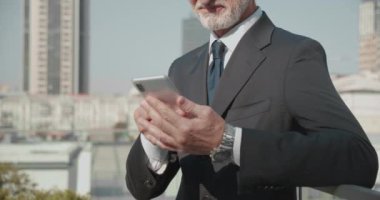 Akıllı telefon uygulaması ile gülümseyen girişimci belgeyi kaydırıyor, başarı