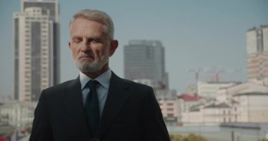 Yorgun ofis çalışanı dışarıda kahve içiyor, enerji eksikliği, aşırı çalışma