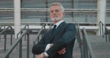 Profesyonel iş adamı, silah katlayan, deneyimli şirket müdürü, lider.