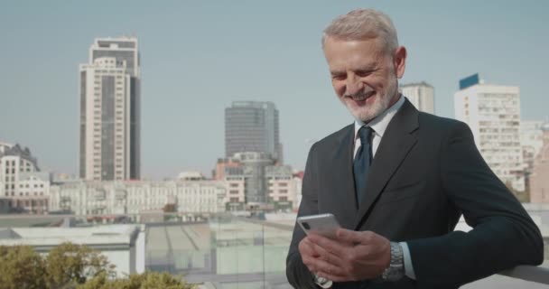 Щасливий адвокат читає електронну пошту в додатку смартфона на відкритому повітрі, позитивні новини — стокове відео