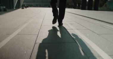 Resmi takım elbiseli adam sokakta yürüyor, işe gidiyor, iş hedefi, kendine güven