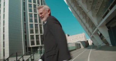Resmi takım elbiseli gevşetici avukat ofis yakınında dans ediyor, özgüven ve liderlik.
