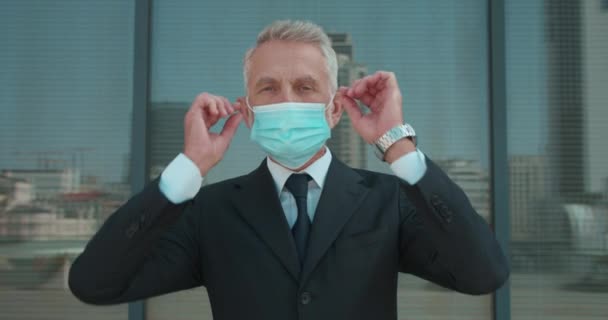 Glad kontorsanställd tar av skyddsmask, andas djupt, hälsa — Stockvideo