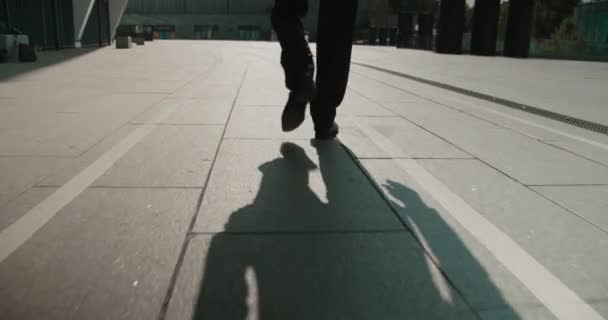 正式なスーツを着た男が通りを歩き、仕事に行き、ビジネス目標に行き、自信 — ストック動画