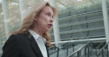 Erkek iş arkadaşları arasındaki iş anlaşmazlığı, iş ahlakına saygısızlık.