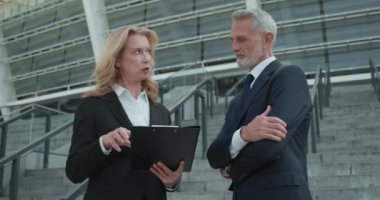 Üst düzey işadamı iş yerinde bayan meslektaşıyla flört ediyor, cinsel taciz...