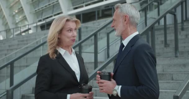 Gli uomini d'affari flirtare, in possesso di tazze di caffè, comunicazione sul lavoro, team — Video Stock